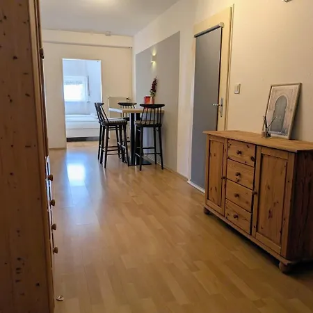 Apartment Kadenbach شقة